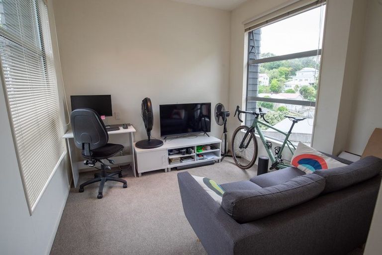 Photo of property in 4 Tiketike Way, Brooklyn, Wellington, 6021