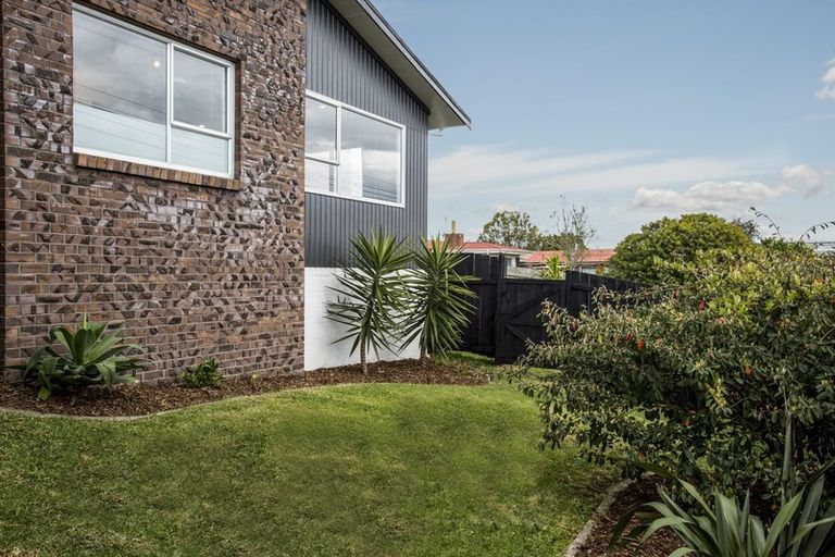 Photo of property in 1/18a Sherwood Avenue, Te Atatu South, Auckland, 0610