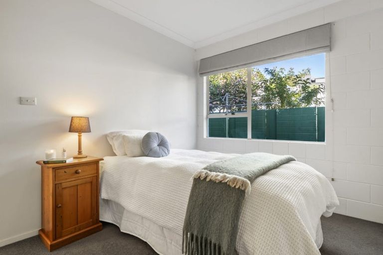 Photo of property in 33 Eversleigh Road, Belmont, Auckland, 0622