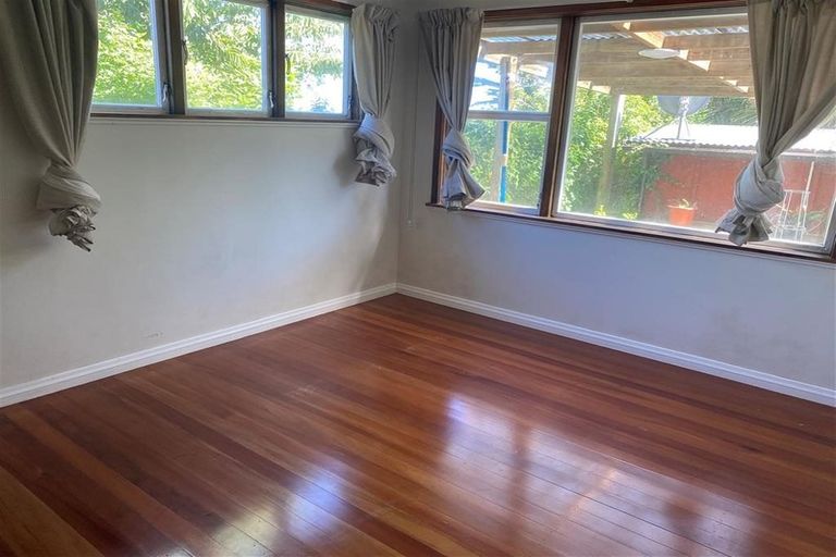 Photo of property in 19 Pinkerton Grove, Newlands, Wellington, 6037