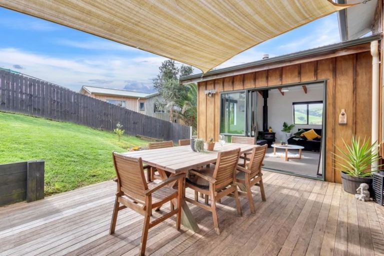 Photo of property in 15 Empressa Heights, Helensville, 0800