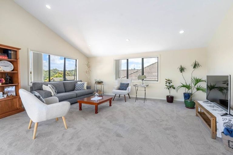 Photo of property in 1/230 East Coast Road, Forrest Hill, Auckland, 0620