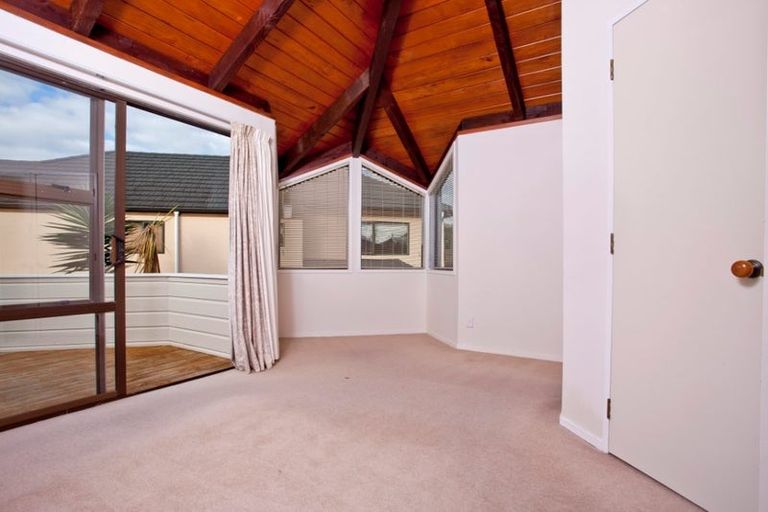 Photo of property in 2/15 Montgomery Avenue, Rothesay Bay, Auckland, 0630