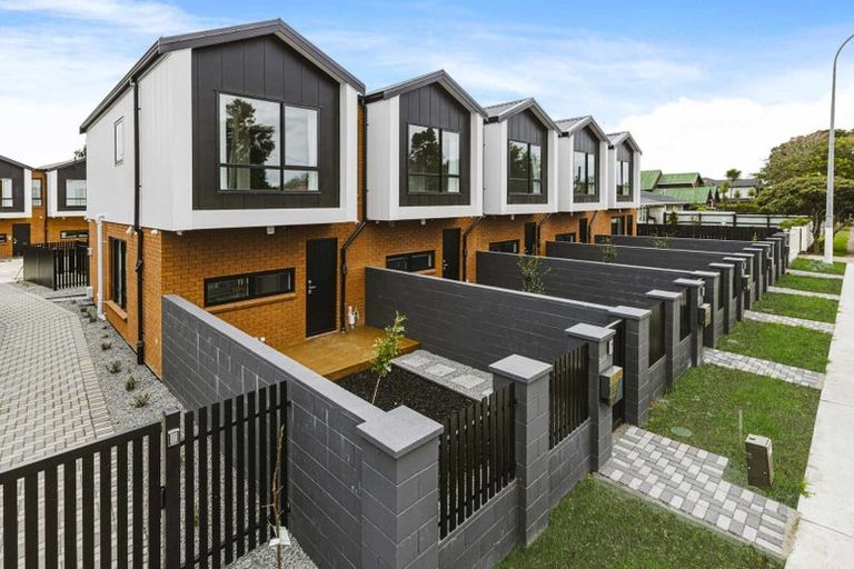 Photo of property in 2/287 Massey Road, Mangere East, Auckland, 2024