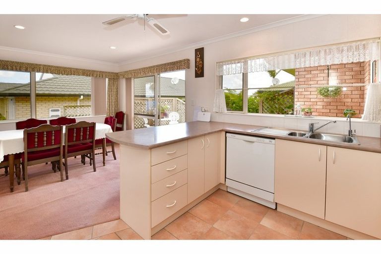 Photo of property in 15 Kath Hopper Drive, Orewa, 0931