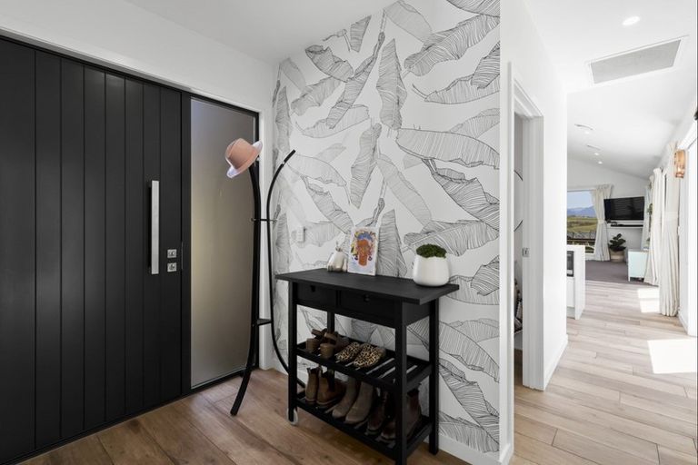 Photo of property in 12 Kinross Lane, Jacks Point, Queenstown, 9371