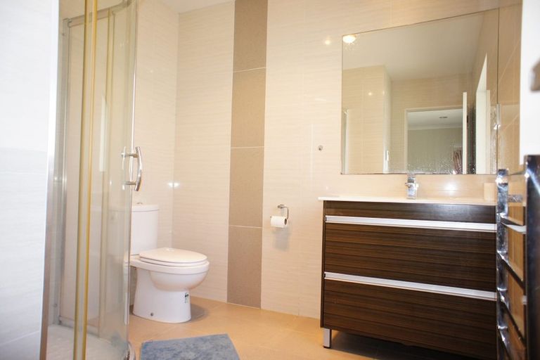 Photo of property in 86 Rising Parade, Fairview Heights, Auckland, 0632