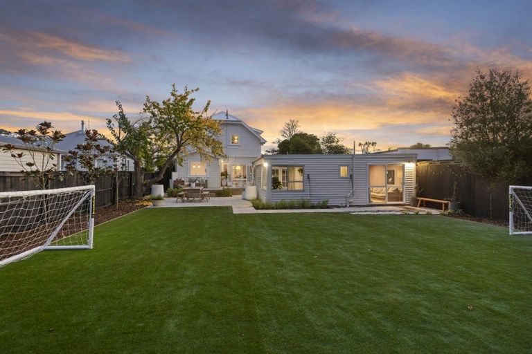 Photo of property in 64 Wilsons Road, Saint Martins, Christchurch, 8022