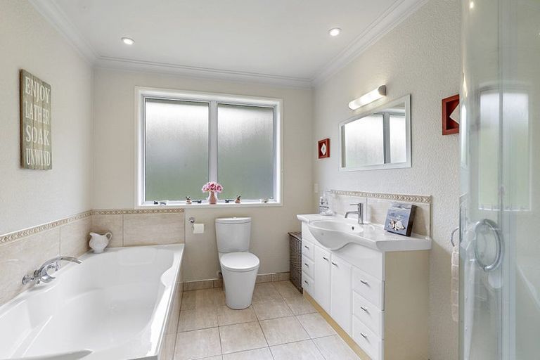 Photo of property in 38 Seaview Road, Marfell, New Plymouth, 4310