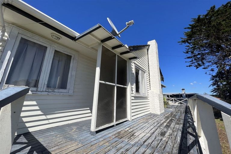 Photo of property in 16 Cliff View Drive, Green Bay, Auckland, 0604