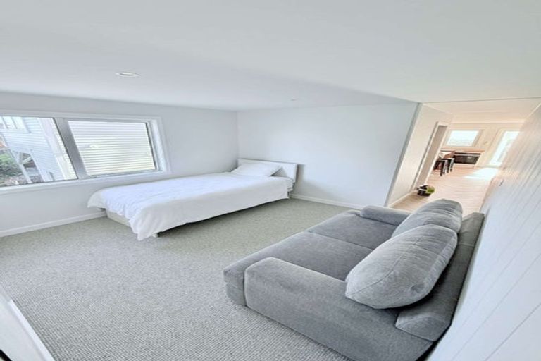 Photo of property in 174 Nevay Road, Karaka Bays, Wellington, 6022