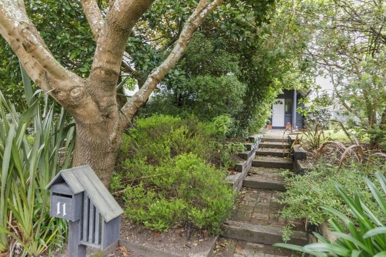 Photo of property in 11 Hillgrove Place, Fitzherbert, Palmerston North, 4410