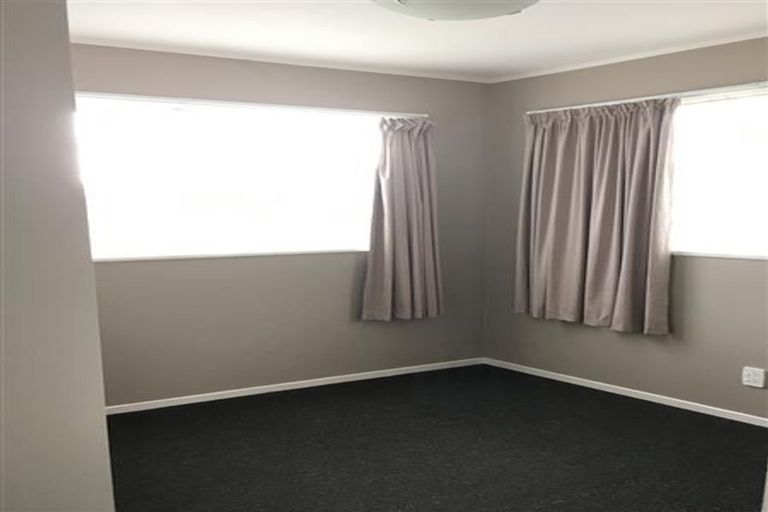 Photo of property in 3 Papa Place, Birkdale, Auckland, 0626