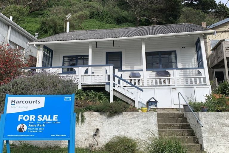 Photo of property in 270 Queens Drive, Lyall Bay, Wellington, 6022