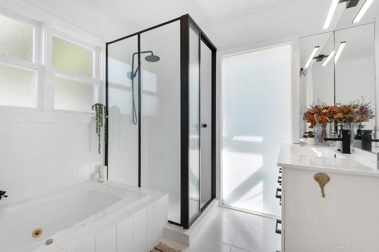 Photo of property in 15b Waru Street, Khandallah, Wellington, 6035