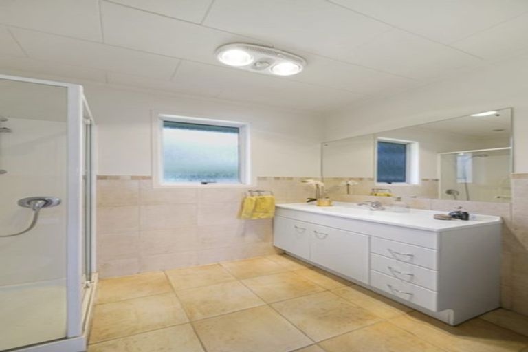 Photo of property in 17 Tupaki Place, Pakuranga Heights, Auckland, 2010