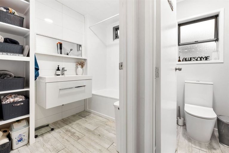 Photo of property in 68a Colwill Road, Massey, Auckland, 0614