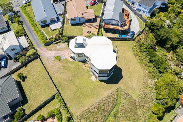 Photo of property in 20 Sunhaven Drive, Newlands, Wellington, 6037