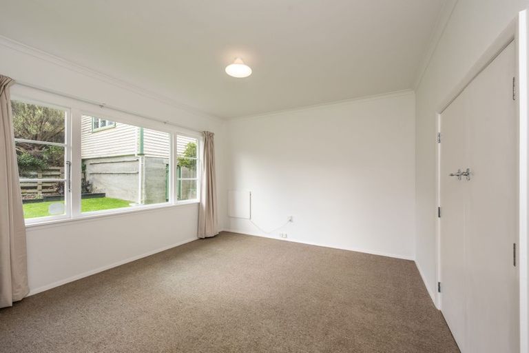 Photo of property in 20 Miles Crescent, Newlands, Wellington, 6037