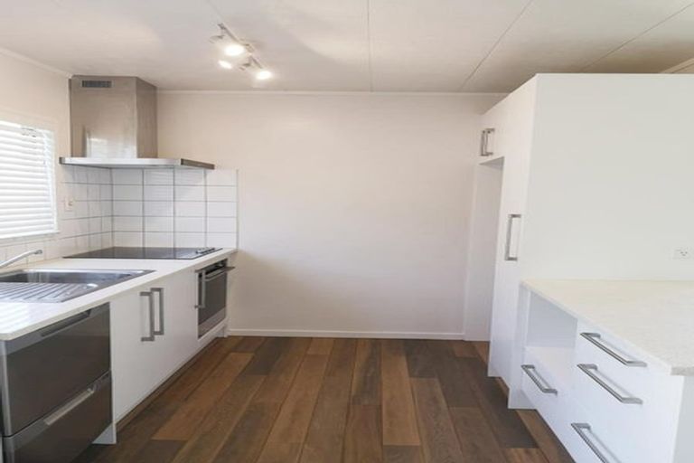 Photo of property in 2/1 Landsdale Place, Massey, Auckland, 0614