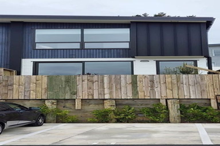 Photo of property in 15/62u Spenmoor Street, Newlands, Wellington, 6037