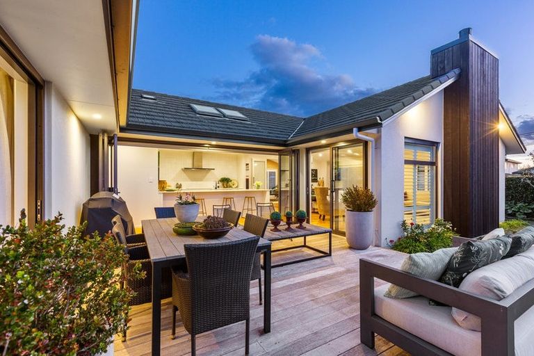 Photo of property in 1 Tupare Place, Highlands Park, New Plymouth, 4312