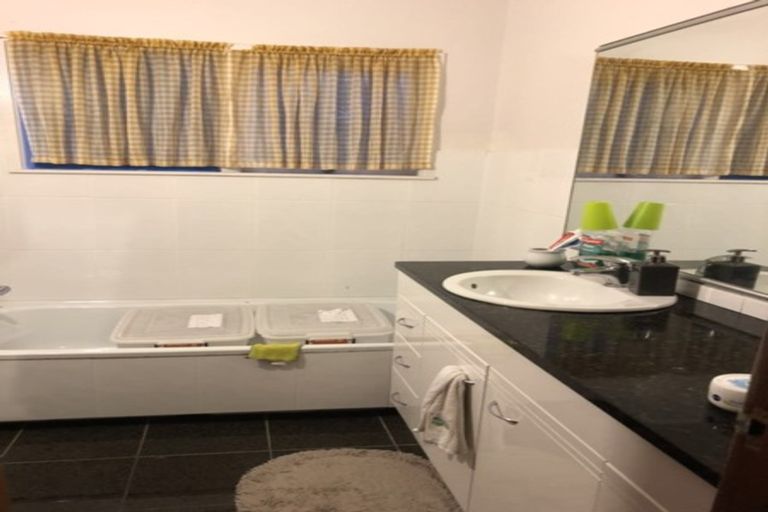 Photo of property in 1 Sovereign Place, Glenfield, Auckland, 0629