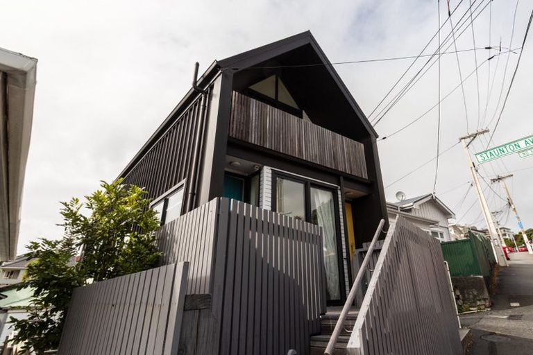 Photo of property in 17u2 Nairn Street, Mount Cook, Wellington, 6011