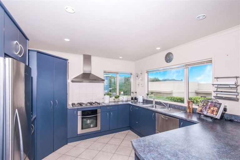 Photo of property in 45 Tamworth Crescent, Newlands, Wellington, 6037