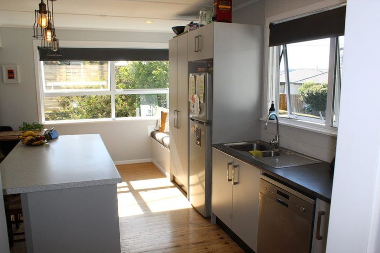 Photo of property in 2 Warren Street, Paparangi, Wellington, 6037