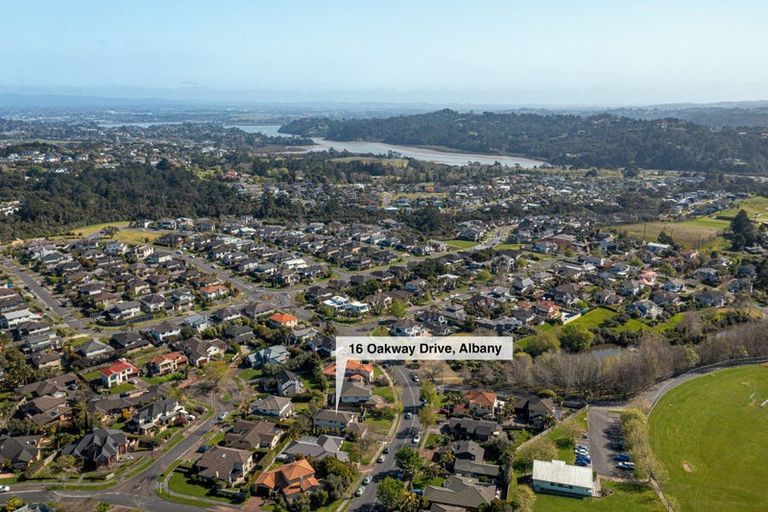 Photo of property in 16 Oakway Drive, Schnapper Rock, Auckland, 0632