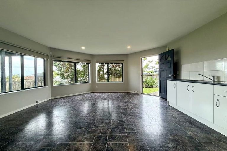 Photo of property in 11 Van Dyke Place, West Harbour, Auckland, 0618