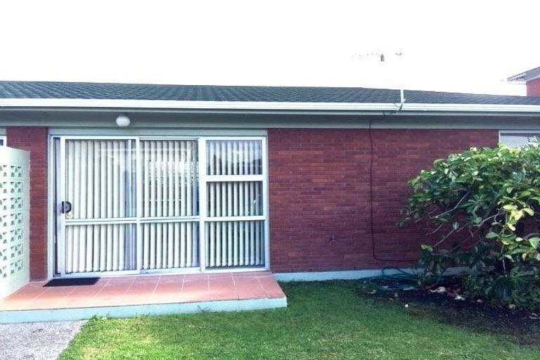 Photo of property in 2/5 Sylvan Crescent, Te Atatu South, Auckland, 0610