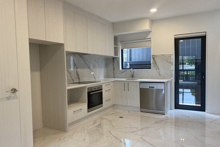 Photo of property in 3/3 Beach Road, Te Atatu Peninsula, 0610