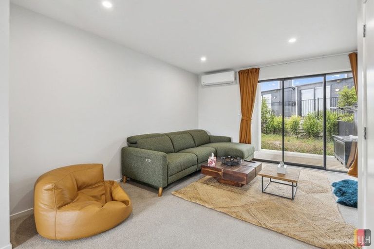 Photo of property in 2 Mikoikoi Crescent, Mangere Bridge, Auckland, 2022