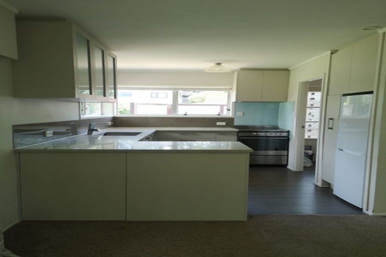 Photo of property in 2/4 Mahuta Grove, Northcote, Auckland, 0627