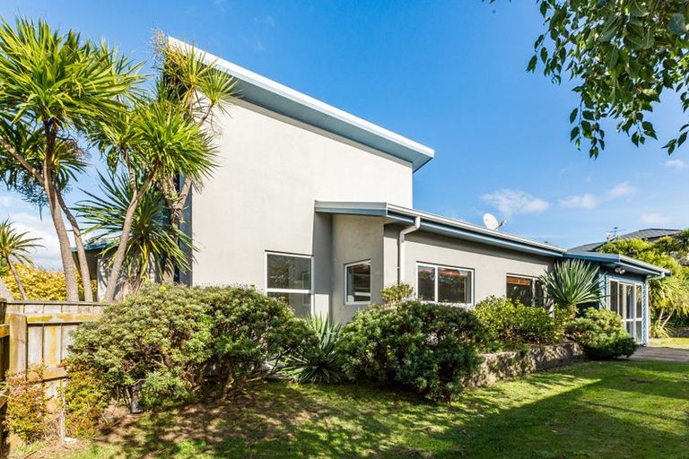 Photo of property in 6 Routeburn Avenue, Aotea, Porirua, 5024