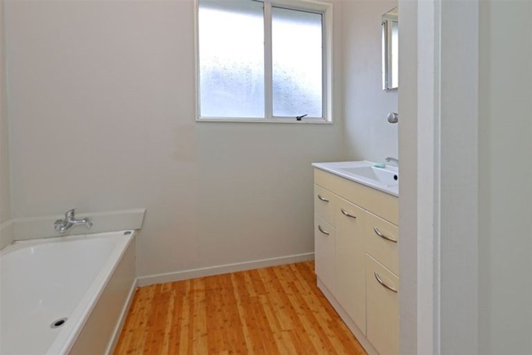 Photo of property in 54 Donovan Avenue, Massey, Auckland, 0614