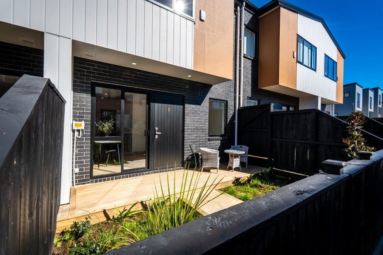 Photo of property in 9/20 Seabrook Avenue, New Lynn, Auckland, 0600