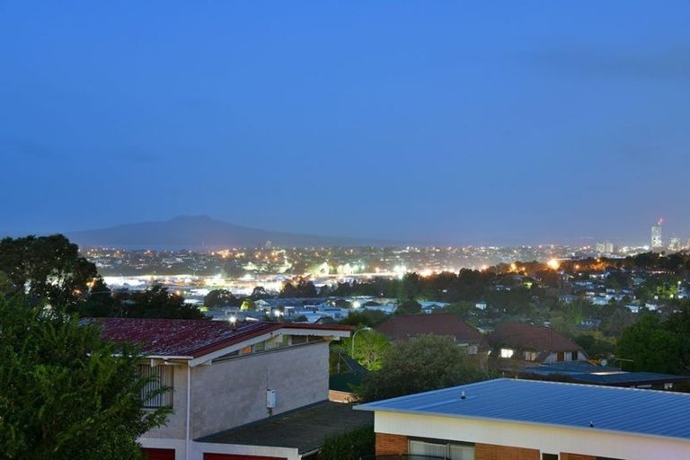 Photo of property in 7 Girrahween Drive, Totara Vale, Auckland, 0629