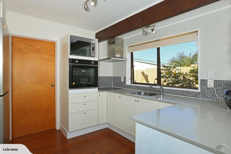 Photo of property in 3/98 Roberts Road, Te Atatu South, Auckland, 0610