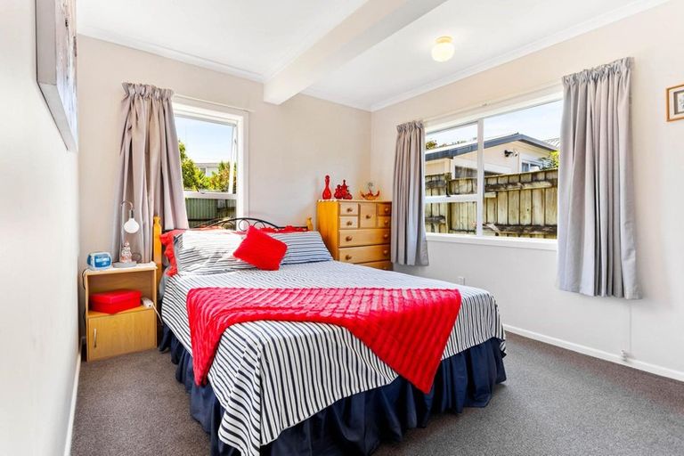 Photo of property in 9 Stokes Avenue, Te Atatu Peninsula, Auckland, 0610
