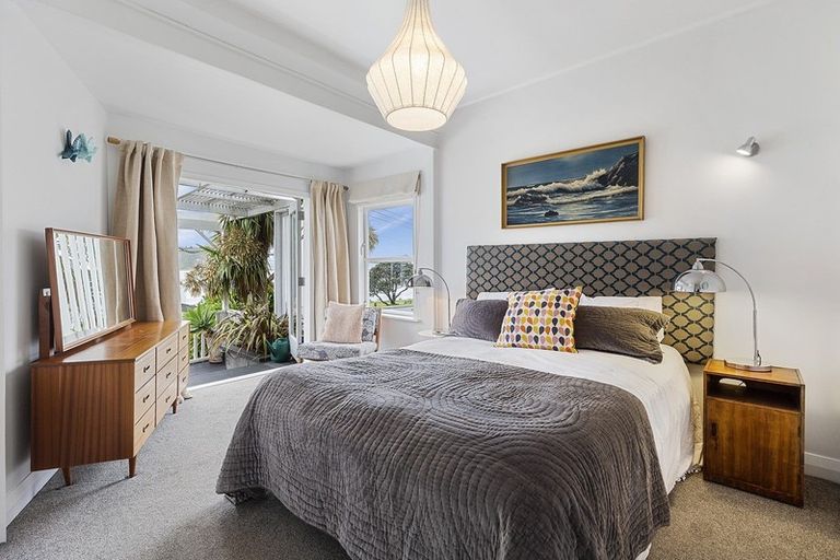 Photo of property in 282 Queens Drive, Lyall Bay, Wellington, 6022