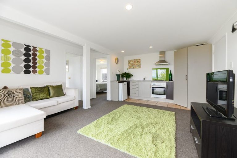 Photo of property in 33 Dawnhaven Drive, Te Atatu Peninsula, Auckland, 0610