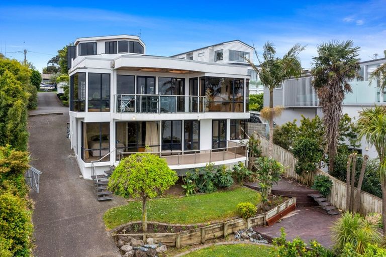 Photo of property in 2/19 Churchill Road, Murrays Bay, Auckland, 0630