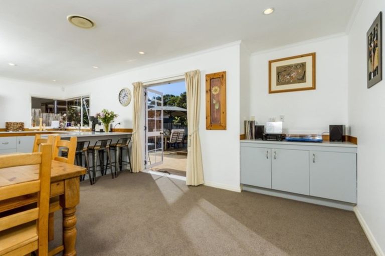 Photo of property in 8 Highwood Grove, Torbay, Auckland, 0630