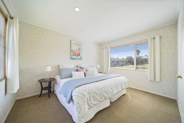 Photo of property in 93a Botany Road, Botany Downs, Auckland, 2010