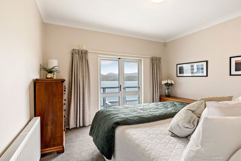 Photo of property in 21 Napier Street, Karaka Bays, Wellington, 6022