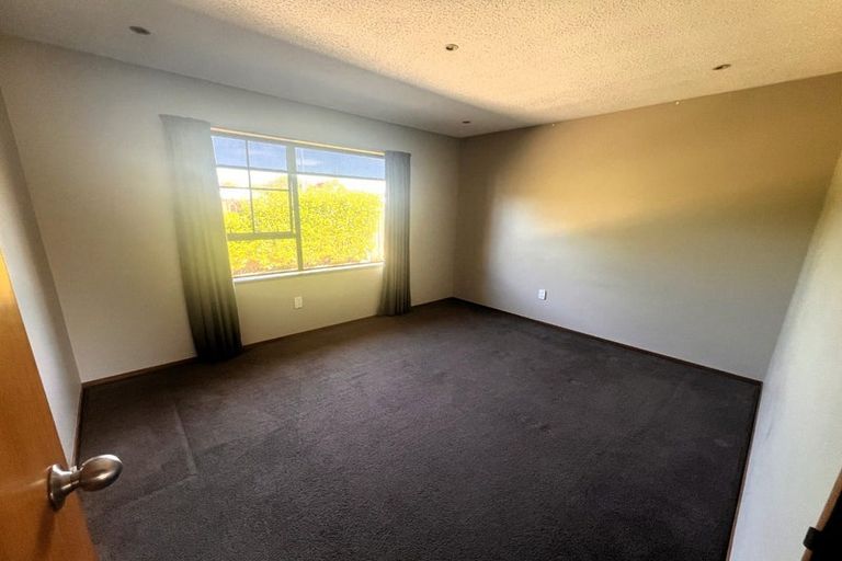 Photo of property in 15 Sheraton Place, Redwood, Christchurch, 8051