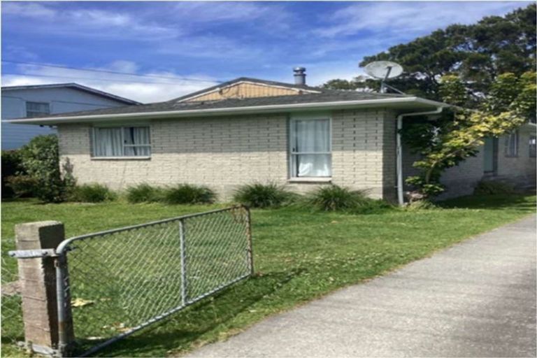 Photo of property in 1 Albany Road, One Tree Point, 0118